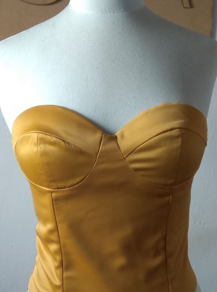 Corset en satin elastizado de vestir por talle.