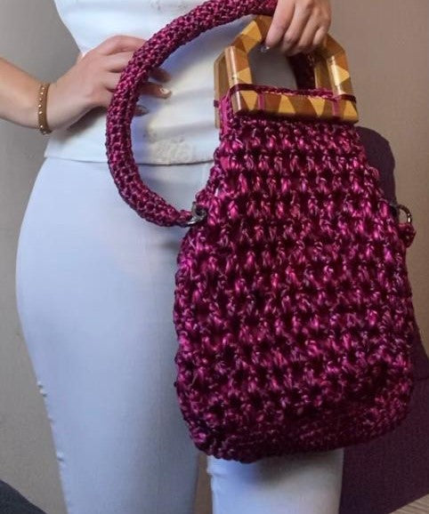 Cartera de lujo artesanal. En hilo de seda natural. Con asas de madera.