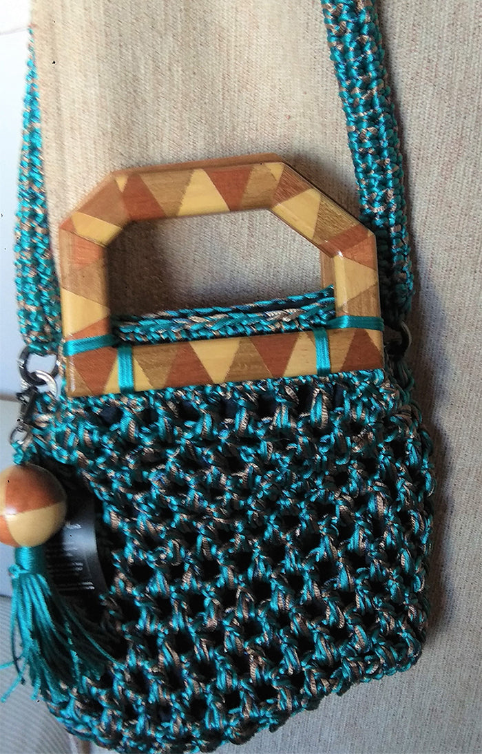 Cartera de lujo artesanal. En hilo de seda natural. Con asas de madera.