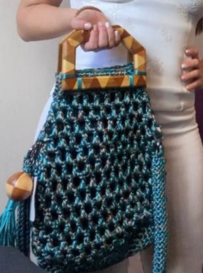 Cartera de lujo artesanal. En hilo de seda natural. Con asas de madera.