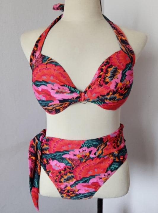 Biquini romance exclusivo, dos piezas tiro alto, con cinto anudado en cintura de adorno. Copas preformadas.