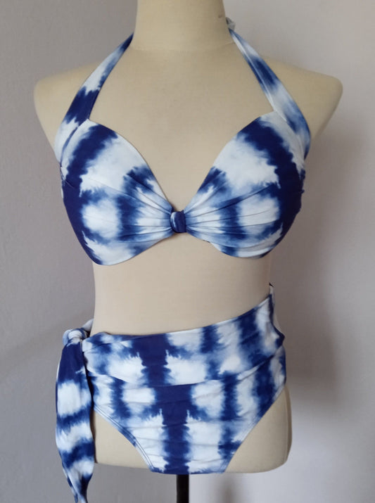 Biquini batik exclusivo, dos piezas tiro alto, con cinto anudado en cintura de adorno. Copas preformadas.
